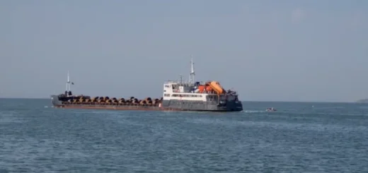 Корабль «Славутич» в порту Мариуполя.