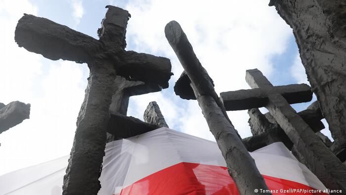 Памятник погибшим и убитым на востоке. Установлен в Варшаве в память о жертвах советского вторжения в Польшу во время Второй мировой войны и последующих репрессий. Был открыт 17 сентября 1995 года