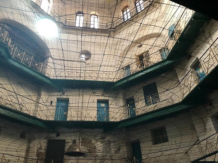 Зазирнути у тюремне задзеркалля