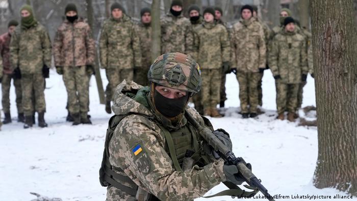 Военный инструктор тренирует местных добровольцев в Украине, январь 2022 года