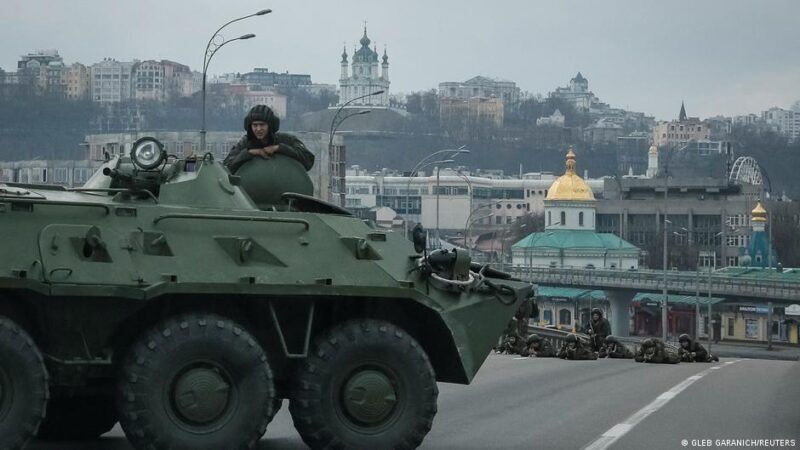 Українські військовослужбовці готуються до оборони Києва