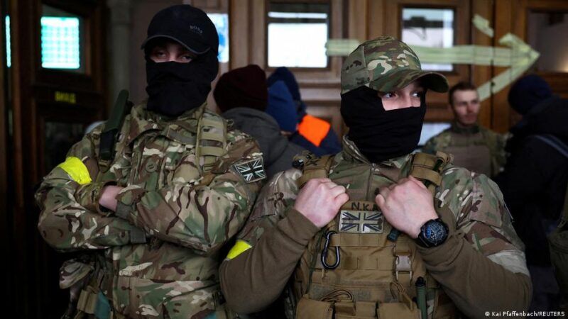 Багато іноземців - добровольців уже зголосилися зі зброєю в руках захищати Україну від російського вторгнення. DW поспілкувалася з деякими іноземцями, які прибули до України з метою воювати проти військ РФ.