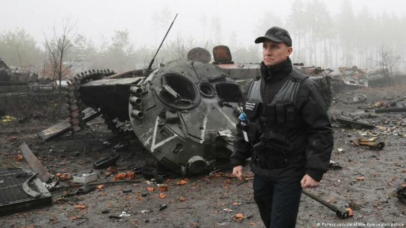 Керівник поліції Київщини Андрій Нєбитов на фоні знищеної військової техніки