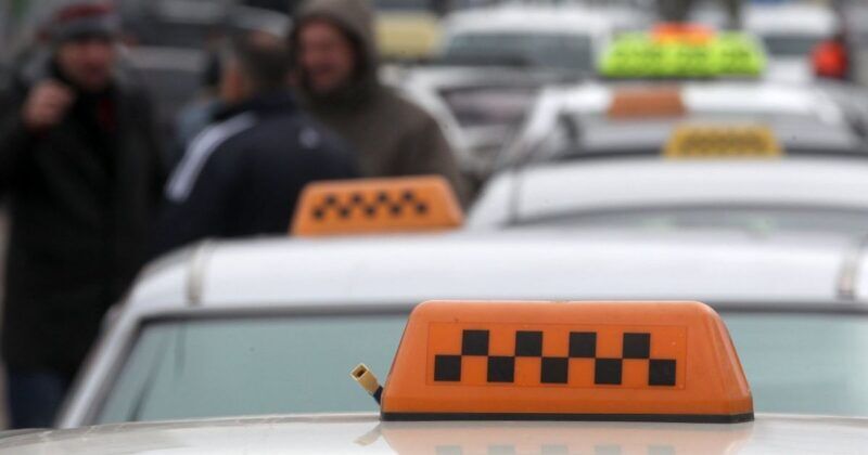 «Ваше «дякую!» на хліб не намастиш». Історії про пасажирів та свою роботу від київського таксиста
