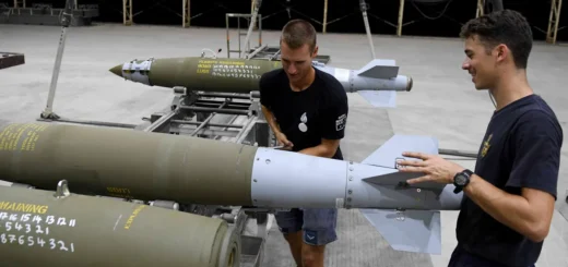 Складання високоточних бомб Joint Direct Attack Munition (JDAM). Аналогічні бомби, за повідомленнями ЗМІ, на початку березня використовували ЗСУ. Фото: EPA-EFE / DAN HIMBRECHTS AUSTRALIA AND NEW ZEALAND OUT