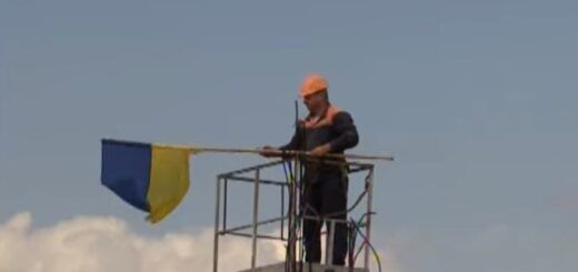 Возле моста в Станице Луганской сняли все украинские флаги