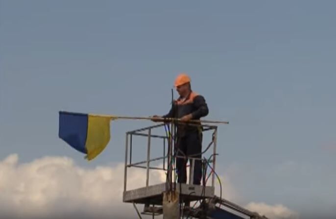 Возле моста в Станице Луганской сняли все украинские флаги