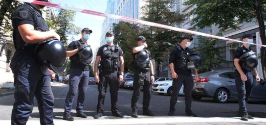 Полицейские в бронежилетах во время специальной операции по задержанию мужчины, захватившего здание Кабинета Министров, Киев, 4 августа 2021 года Фото: Александр Синица/УНИАН