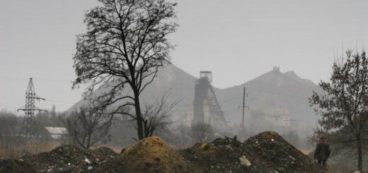 Отработанная порода рядом с одной из шахт в "ДНР"