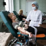 Добровольцы сдают кровь пострадавшим