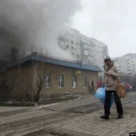 Ранним субботним утром, за одну минуту на спальный район города обрушились 120 снарядов, посеяв боль и страх, разрушив дома, школы и судьбы.