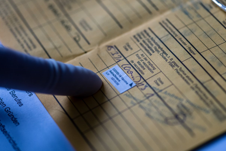 Скільки в Україні фальшивих довідок про вакцинацію, ніхто достеменно не знає. Відомо лише, що багато фото: coronavirus.rbc.ua