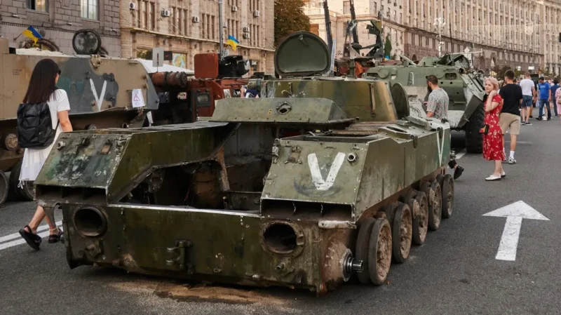 Уничтоженная российская бронемашина, выставленная в Киеве, август 2022 года. Фото: Zinchenko / Global Images Ukraine / Getty Images