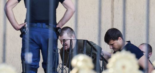 Оболонський суд, де відбувається судове засідання у справі «Торнадо», оточений спецпризначенцями. Один із затриманих «торнадівців» Борис Гульчук. Київ, 16 серпня 2016 року