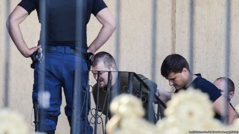 Оболонський суд, де відбувається судове засідання у справі «Торнадо», оточений спецпризначенцями. Один із затриманих «торнадівців» Борис Гульчук. Київ, 16 серпня 2016 року