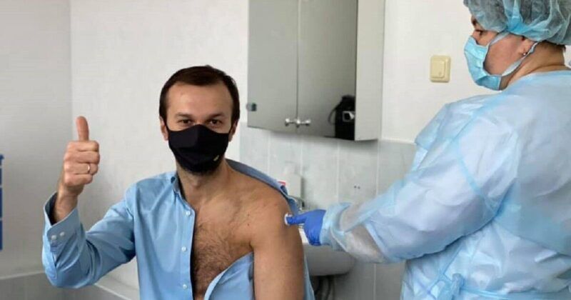 Бывший депутат Верховной Рады Сергей Лещенко вакцинировался против коронавируса препаратом Covishield