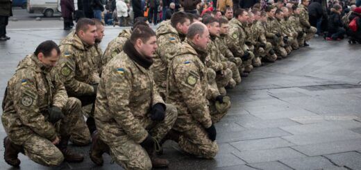 После «нормандского саммита» в Париже потери ВСУ только возросли. На архивном снимке – военнослужащие на Майдане Независимости в Киеве прощаются с побратимами, погибшими на Донбассе