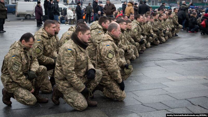 После «нормандского саммита» в Париже потери ВСУ только возросли. На архивном снимке – военнослужащие на Майдане Независимости в Киеве прощаются с побратимами, погибшими на Донбассе