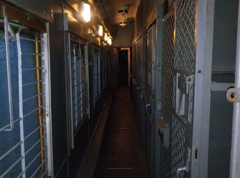 Зона у вагонах: як виживають засуджені дорогою до тюрми