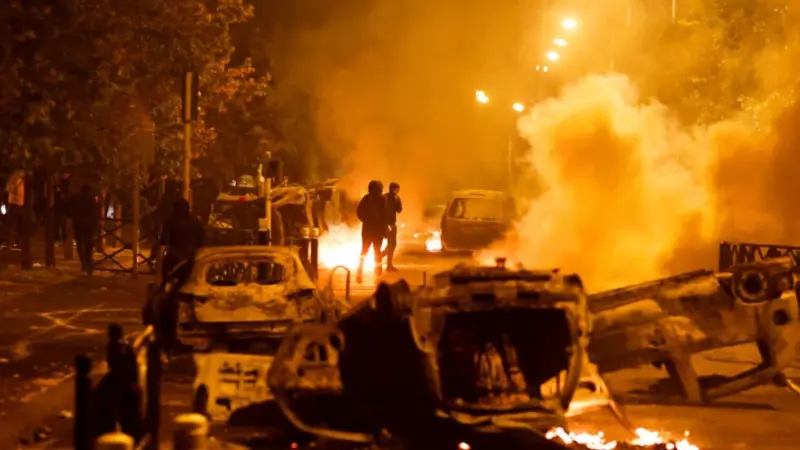 Столкновения с полицией в парижском пригороде Нантере. 30 июня 2023 года. REUTERS - GONZALO FUENTES