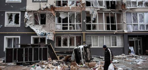 Чоловік проходить повз сильно зруйнований житловий будинок 4 квітня 2022 року в Бучі, Україна. Український уряд звинуватив російські війська у вчиненні «навмисної різанини», коли вони зайняли та зрештою відступили з Бучі, що за 25 км на північний захід від Києва. © Олексій Фурман/Getty Images