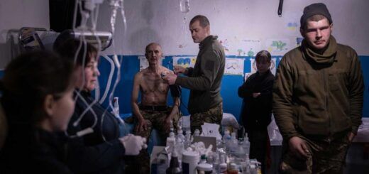Українські військові медики лікують військовослужбовців від незначних травм і струсів мозку, отриманих під час бойових дій у Попасній, у прифронтовому польовому госпіталі 9 травня 2022 року неподалік Попасної, Україна. © Кріс Макграт/Getty Images
