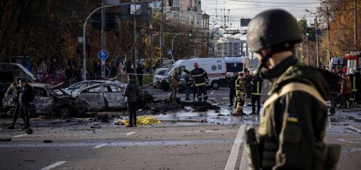 Співробітники служби порятунку прибули на місце вибуху 10 жовтня 2022 року в Києві, Україна. Вибухи пролунали невдовзі після 8:00 за місцевим часом і були найбільшими подібними нападами в столиці за останні місяці. © Ед Рам/Getty Images