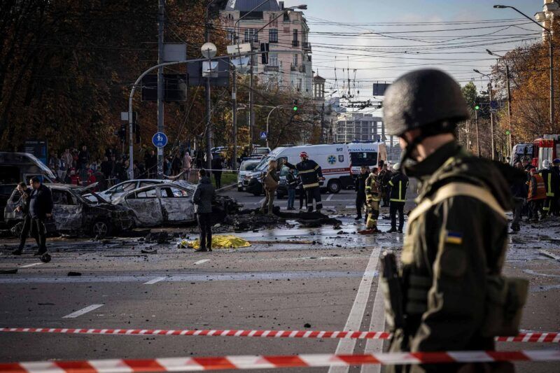 Співробітники служби порятунку прибули на місце вибуху 10 жовтня 2022 року в Києві, Україна. Вибухи пролунали невдовзі після 8:00 за місцевим часом і були найбільшими подібними нападами в столиці за останні місяці. © Ед Рам/Getty Images