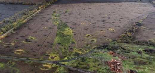 Зйомка з висоти пташиного польоту артилерійських воронок, які порізують ландшафт біля зруйнованого будинку 24 жовтня 2022 року в Сулигівці, Харківська область, Україна. © Карл Корт/Getty Images