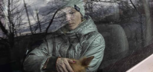 Жінка тримає собаку під час евакуації з дому через російське вторгнення 6 березня 2023 року в Куп’янську, Україна. © Джон Мур/Getty Images