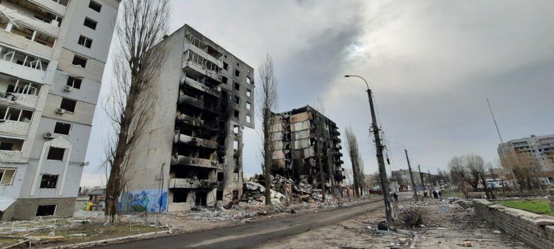 Фото цього будинку облетіли весь світ. Але найстрашніше, що під завалами лишились люди