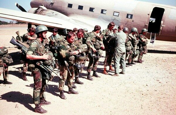 Родезийская лёгкая пехота перед отправкой на боевое задание. Конец 1970-хФото Родезийских сил безопасности