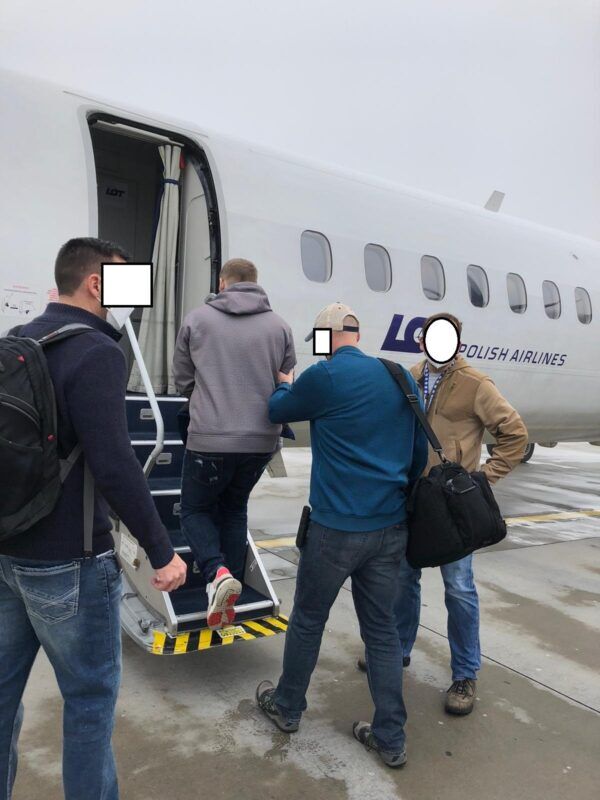 В начале марта 2021 года Чехия экстрадировала двух украинцев, подозреваемых в киберпреступности и легализации доходов, в США для уголовного преследования. Фото: Полиция Чехии