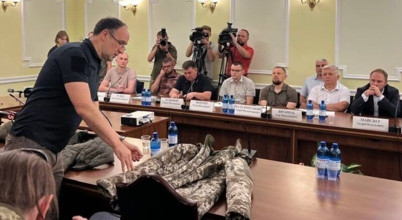 Скандал з дивною закупівлею курток для ЗСУ. Про що говорять контракти?