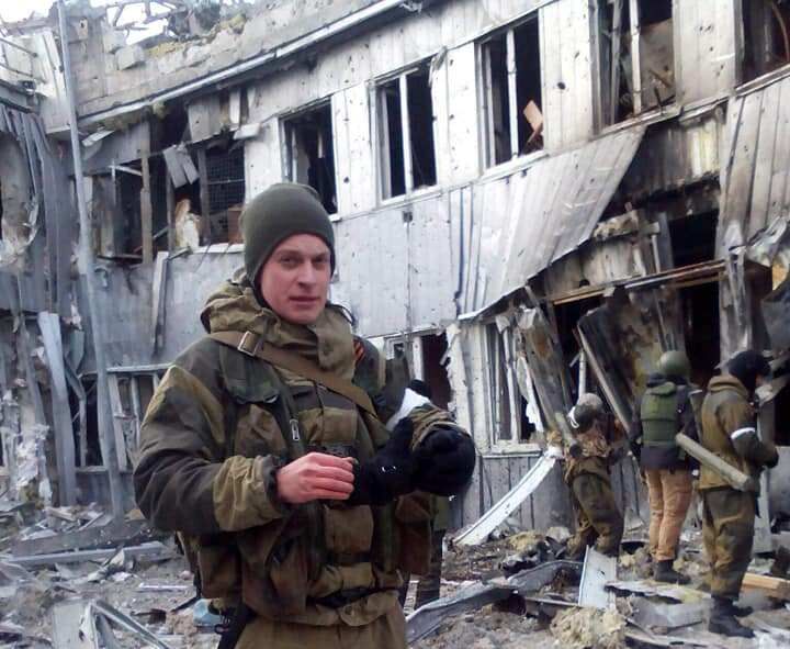 Один из освобожденных боевиков — Роман Джумаев — запечатлел себя на память возле разрушенного россиянами терминала Донецкого аэропорта.
