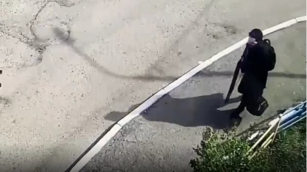 19-летний Ильназ Галявиев прошел по улице с дробовиком в руках до самой школы. Кадр видео с камер