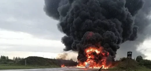 Взрыв бомбардировщика Ту-22М3 на военном аэродроме в Новгородской области. Фото: Ukraine Weapons Tracker / Twitter
