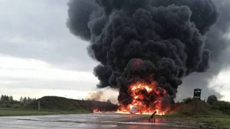 Взрыв бомбардировщика Ту-22М3 на военном аэродроме в Новгородской области. Фото: Ukraine Weapons Tracker / Twitter