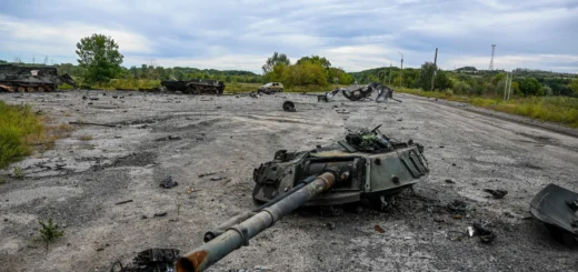 ОСТАТКИ РОССИЙСКОГО ТАНКА В БАЛАКЛЕЕ ХАРЬКОВСКОЙ ОБЛАСТИ. ФОТО: JUAN BARRETO / AFP / SCANPIX / LETA