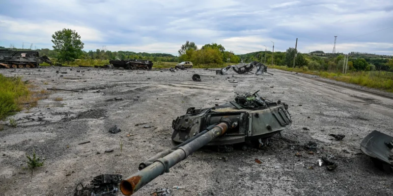 ОСТАТКИ РОССИЙСКОГО ТАНКА В БАЛАКЛЕЕ ХАРЬКОВСКОЙ ОБЛАСТИ. ФОТО: JUAN BARRETO / AFP / SCANPIX / LETA