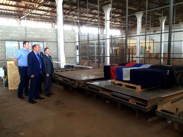 Тела убитых журналистов перед отправкой на родину. Фото: ТАСС