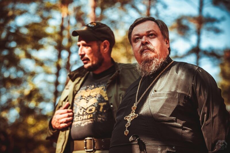 Роман Теленкевич и протоиерей Всеволод Чаплин. Фото из архива