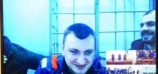 Аброськін і Янішевський сміються під час засідання суду в грудні 2019 року. На цьому засіданні судді ухвалять звільнити їх з-під варти для процедури обміну полоненими з Росією