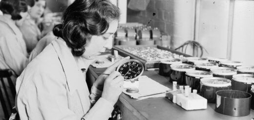 Сотрудницы US Radium Corporation окрашивают циферблат часов радиевой краской без средств защиты, 1932 год