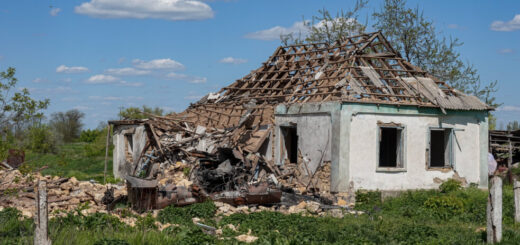 Разрушенный обстрелами дом на Херсонщине, 10 мая 2022 года. Фото: Татьяна Козак, Ґрати