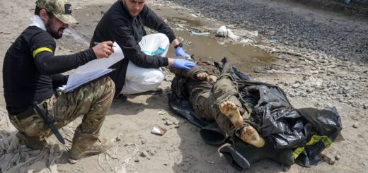 Українські криміналісти описують тіла загиблих російських солдатів, які загинули в населених пунктах на північ від Харкова. Фото: Іван Чернічкін / Заборона