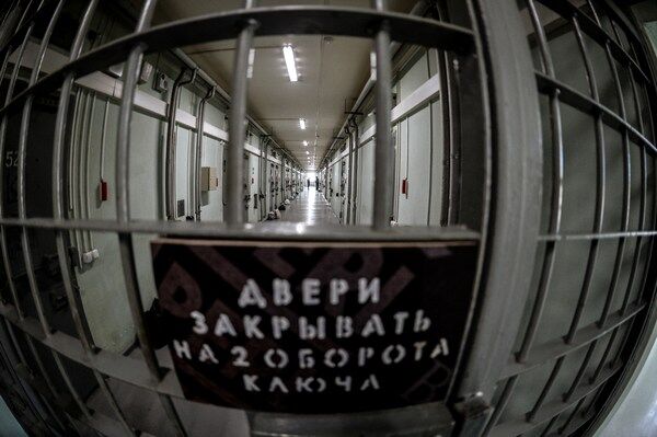 Места лишения свободы – «прекрасное» место для мошенничества. Если человек попал в тюрьму впервые, многого не знает и, разумеется, немало опасается за свою дальнейшую судьбу, то он – идеальный «клиент» злоумышленников. Но распознать ложь можно, причем в большинстве случаев это даже не трудно.