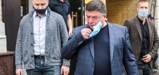 Глава КС Александр Тупицкий возле Подольского райсуда Киева 28 мая 2021 года. Фото: Стас Юрченко, Ґрати