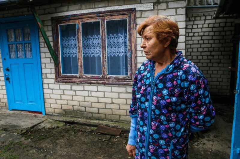 Ніна Михальчук у своєму дворі. Фото Олексій Арунян, Ґрати