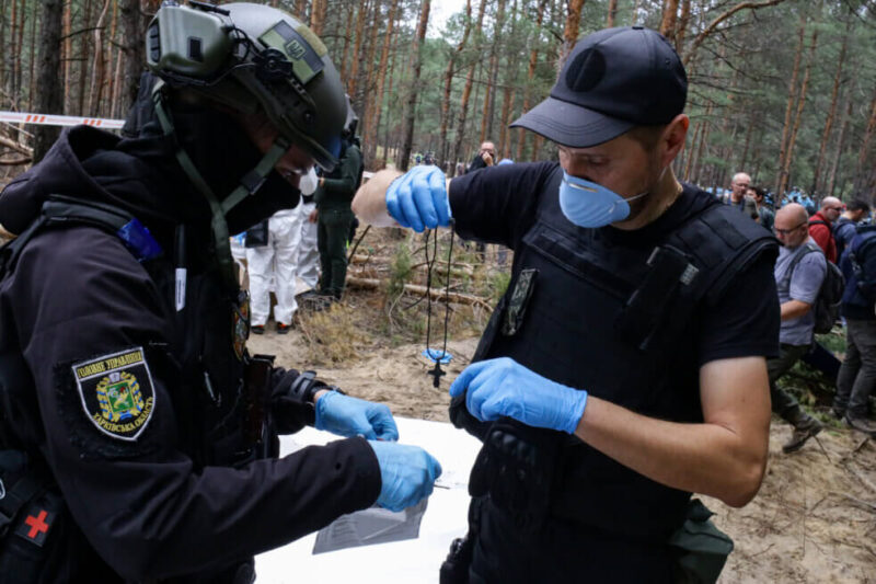 Эксгумация массового захоронения в лесу возле Изюма, 17 сентября 2022 года. Фото: Стас Юрченко, Ґрати